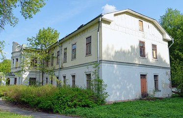 Старое здание заброшенной усадьбы в Московской области