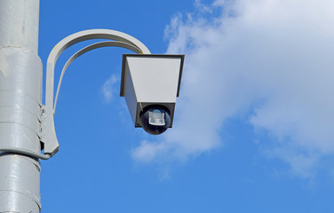 Камера видеофиксации нарушений правил дорожного движения на столбе