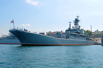Большой десантный корабль в порту