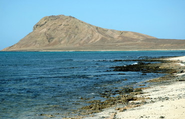 Montagne du Lion couché, mer en premier plan, île de Sal, le Cap Vert, Afrique de l'ouest