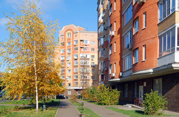 Двор в новых жилых домах в Москве