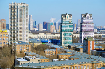 Новые жилые комплексы и старые дома в районе Щукино в Москве