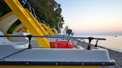 Tretboot am Strand mit Rutschbahn und Rettungsring