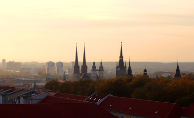 Herbstliche Abendstimmung über Halle und die 5 Türme Blick Richtung Neustadt