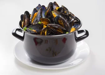 Gordijnen Black pan with cooked with green onion, parsley marinated high quality mussels © barmalini