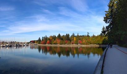Fototapeta premium Autumn Stroll on Seawall, Vancouver, Canada.