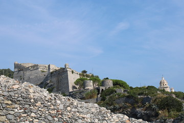 Roccaforte sulla collina con mura e cupola cattedrale