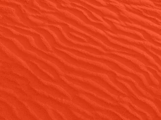Selbstklebende Fototapeten Rot Textur von roten Sandwellen am Strand oder in der Wüste. die Wellen des Sandes sind diagonal.  © Stanislav