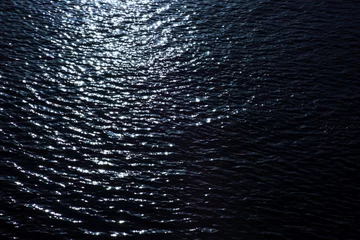 Crédence de cuisine en verre imprimé Eau Dark water surface with waves