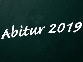 Fototapeta premium Abitur 2019 auf einem Tafelhintergrund in Kreideschrift