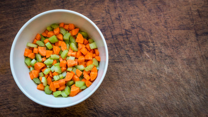 Karotte und Selerie geschnitten in einer Schale