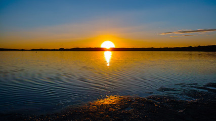Die Sonne geht über dem Rangsdorfer See unter