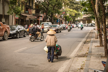 Mit Reishut und Sackkarre auf Hanoi's Straßen unterwegs