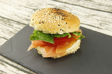 Sandwich au saumon sur une ardoise