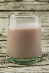 Lait fraise dans un verre