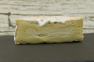 Demi camembert sur une ardoise
