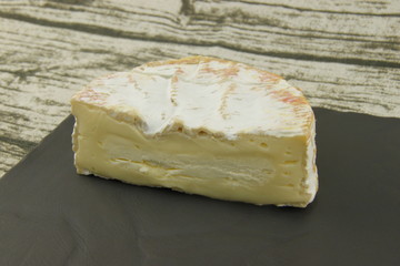 Demi camembert sur une ardoise