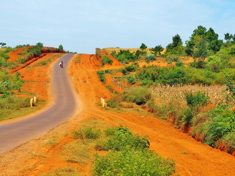 Droga asfaltowa na czerwonej ziemi