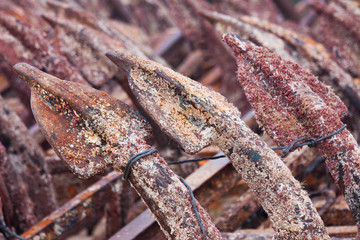ANCLAS ANTIGUAS OXIDADAS EN EL CEMENTERIO DE ANCLAS