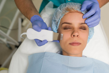 Naklejka premium closeup of a woman getting facial ultrasound cleaning