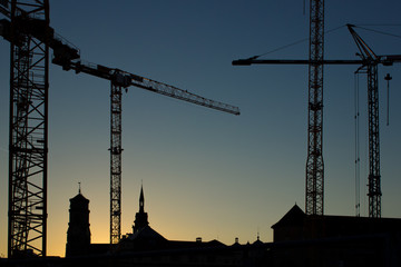 Stuttgart Baustelle Stadtmitte, Dorotheenquartier, Abendrot, Silhouette Altes Schloss und Stiftkirche mit Baukränen