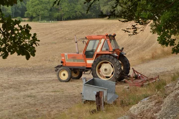 Foto auf Leinwand landbouwtractor en werktuigen bij een boerderij in de Provence op een mistige morgen © henkbouwers