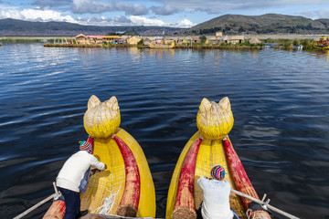 Mit dem Totora-Schilf-Boot auf dem Titicacasee zwischen den schwimmenden Dörfern der Uros in Peru