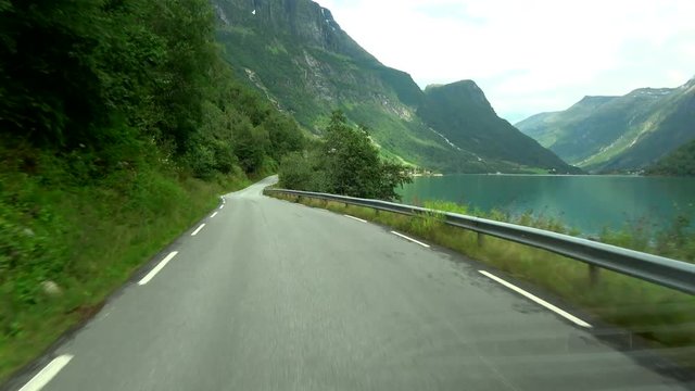 Fahrt auf Fv724 zum Briksdalsbreen, Norwegen
