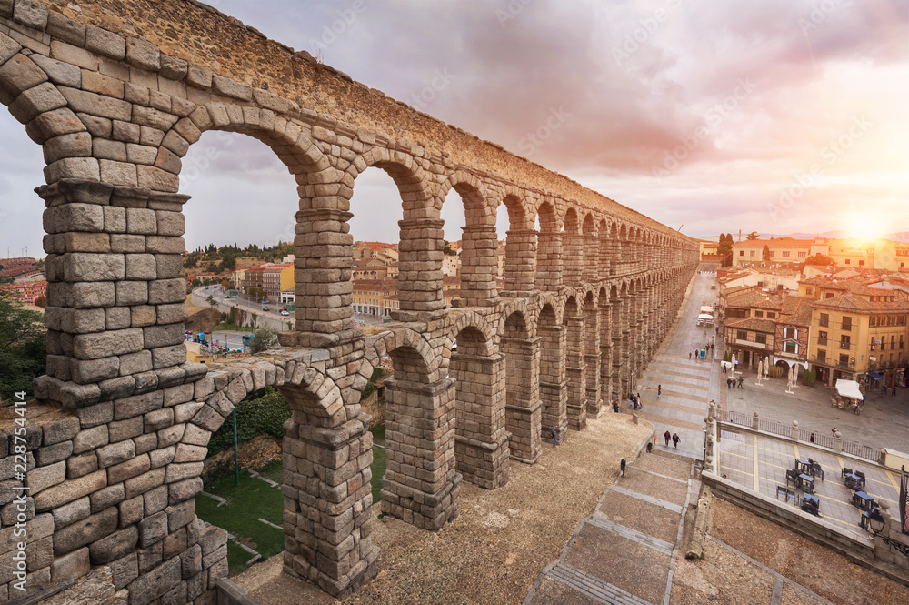 Wall mural dramatic sunset in famous segovia aqueduct, castilla y leon, spain.