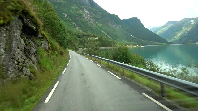 Fahrt auf Fv724 zum Briksdalsbreen, Norwegen
