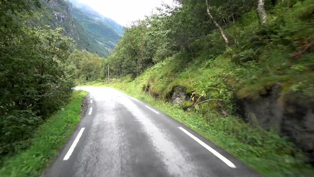 Fahrt auf Fv724 zum Briksdalsbreen, Norwegen
