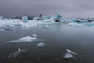 Obraz premium Big blue icebergs in Jokulsarlon glacial lagoon, South Iceland