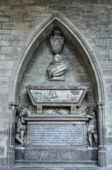 Sepulcro de un general en el claustro de la catedral de Pamplona, Navarra, España