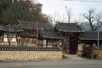Fototapeta na wymiar An old house Mongsimjae