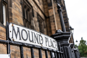 Obraz premium Herrschaftliche Hausfassade aus Sandsteingemäuer umzäunt von schmiedeisernen Abgrenzung