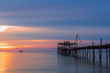 Obraz premium molo o zachodzie słońca