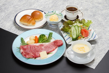 食事　牛肉　ステーキ　コーヒー　パン　アイス　バニラ　野菜　肉汁　料理　赤身　会席　飛騨牛　霜降り　焼　おいしそう　アップ　ズーム　和食　旅行　ご飯　人気　日本　ホテル　旅館　宿　料理長　おすすめ　陶器　懐石　ごちそう　美味　にんじん　出汁　あったか　冬　no1 ブロッコリー　肉料理　洋　コーンスープ　子供　焼肉　サーロイン　ビーフ　
