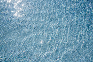fondo azul de piscina con luz del sol