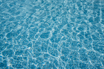 fondo azul de piscina con luz del sol