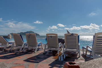 camastros frente al rayo de sol vacaciones en el mar, descanso, 