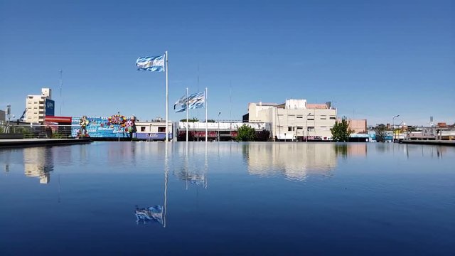 Flags waving in the wind, Malvina&not;&yen;s Fallen Memorial, Neuqu&radic;&copy;n, Argentina.
Banderas flameando lentamente en el Monumento a los Ca&radic;&ne;dos en Malvinas, Neuqu&radic;&copy;n Capital.