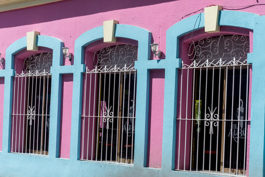 calles coloridas en color rojo y azul mazatlan mexico