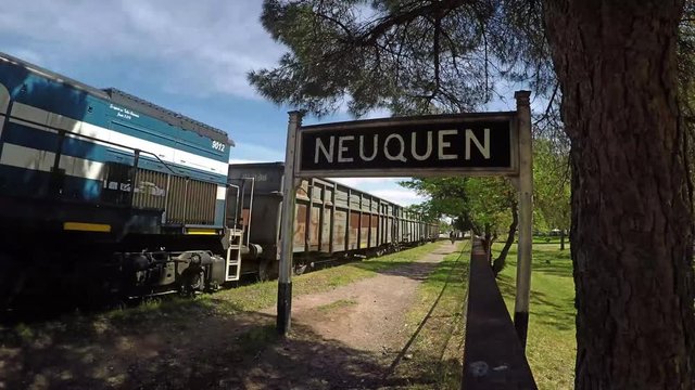 Tren de carga pasa por la Estaci&radic;&ge;n de Neuqu&radic;&copy;n Capital.
Timelapse, cargo train leaves the station.