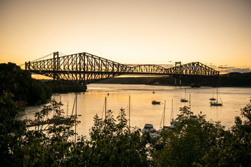 Obraz premium Most miasta Quebec w Kanadzie na zachodzie słońca