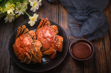 There is a tray of hairy crabs on the table.