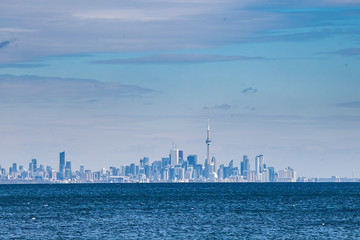 Fototapeta premium Toronto, CANADA - October 16, 2018: Panoramic view of the city of Toronto across Lake Ontario from the park in Mississauga