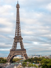 Fototapeta na wymiar Portrait View of the Eiffell TowerDuring the Day