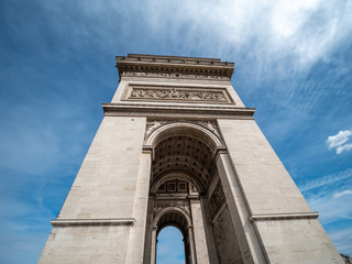 Obraz premium Looking up the side of the arch de triomphe with blue skies