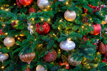 Obraz na płótnie Canvas Close up Christmas tree decorate with crystal ball and lighting