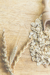 Nahaufnahme - Vollkornhaferflocken in leckerer Bio-Qualität. Gesundheit auf dem Tisch. 